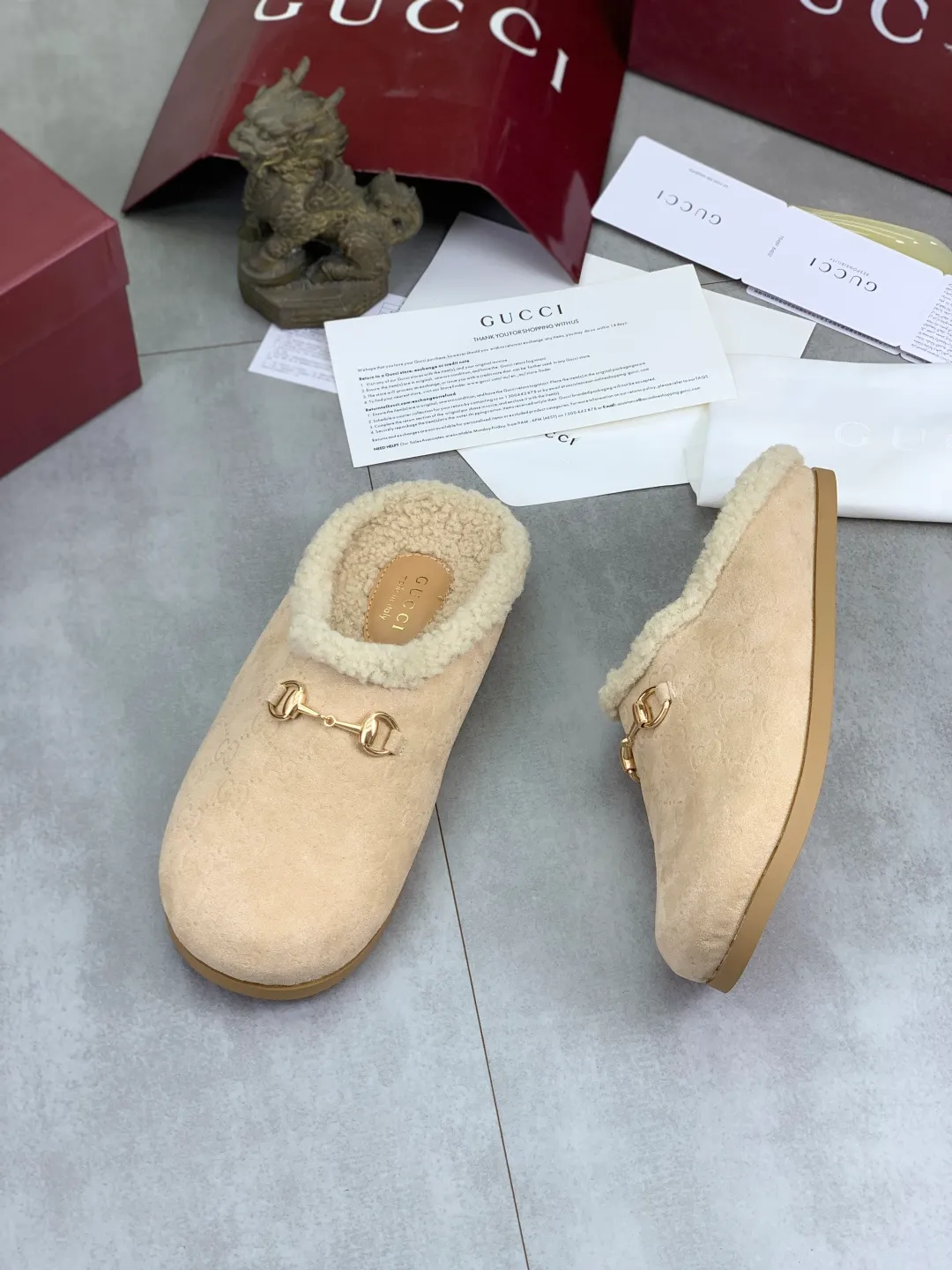 Men's shoes 💰P400 [New style] 💰 Women's half-flop 🆘 "Real wool" [GUCCI] 👉 Popular men's shoes official website synchronization 🔰 Quality [proud] is not comparable to the imitations in the general market 🌀 The upper is imported Italian frosted cowhide, and the lining: foot pad 🅰️ grade 🐑 real wool 👻 Only Grade A can show the effect The hand feels smooth and delicate 🔱The shoe shape is grand, only the factory can achieve it 🎄The perfect toughness of the original outsole 👻⬛️Only allows customers to bid farewell to one-time consumption. Real wool lining, super warm. 2️⃣Colors available Sizes: 35-44